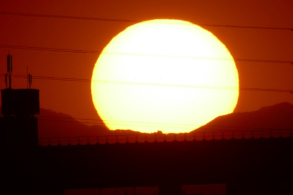 大持山小持山に掛かる夕日