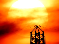 荒川土手の鉄塔の大きな夕日