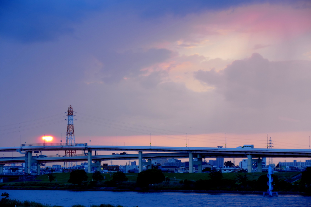 荒川土手の夕日右端は夏至点6月21日