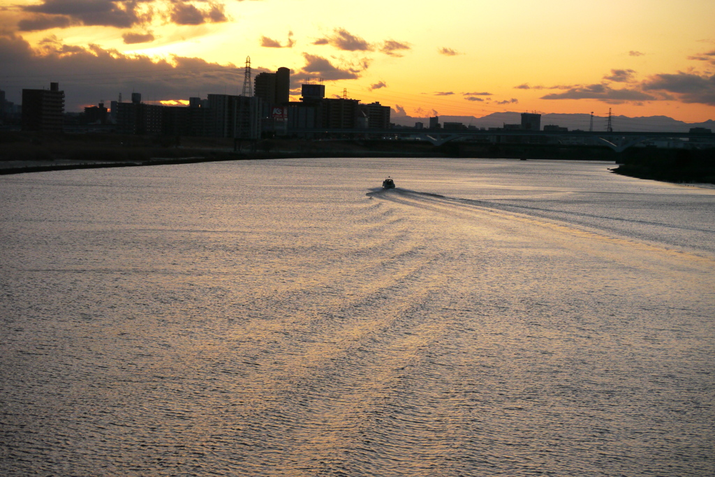 西新井橋から上流へ向かう船の夕景