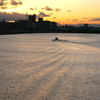 西新井橋から上流へ向かう船の夕景