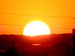 荒川土手から見えた雲間から出現した丹沢山系の夕日