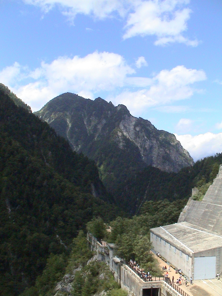 黒部ダムの上からの下の展望台風景