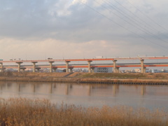 高速高架のある荒川土手の夕焼け