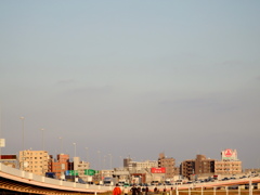 荒川土手から見える魚眼レンズで撮ったような高速高架の風景