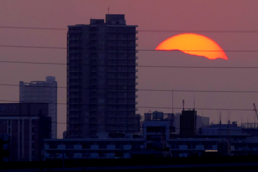 隅田川タワービル右の小金沢山に沈む
