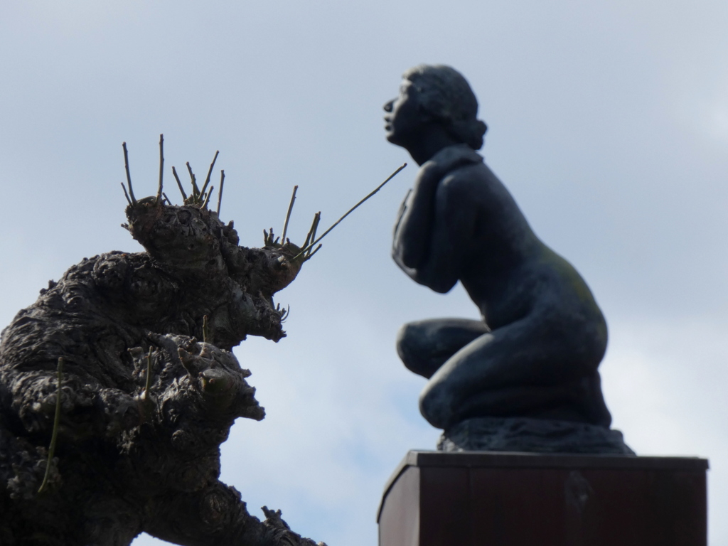 朝倉彫塑の屋根の美女が危ない