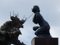 朝倉彫塑の屋根の美女が危ない