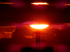 丹沢山系の手前の鉄塔の夕日