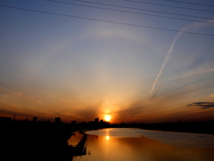 電線の下の大きなアークの荒川の夕日