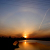 電線の下の大きなアークの荒川の夕日