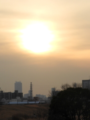 荒川土手の雲被る夕日