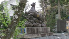 もう一つの城内の神社の駒の像