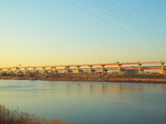 西新井橋から高速高架に当たる夕日
