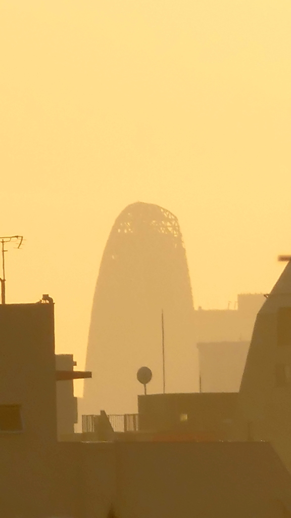 荒川土手から愛宕グリーンヒルズ森タワーが