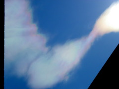 青空とUの字に曲がった彩雲