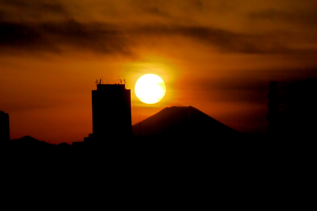 サシャインビルと富士山の間の夕日