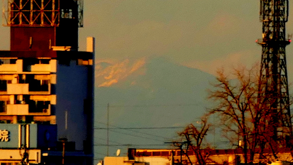 西新井橋北詰方向に見えた夕日の当たる日光白根山の一部
