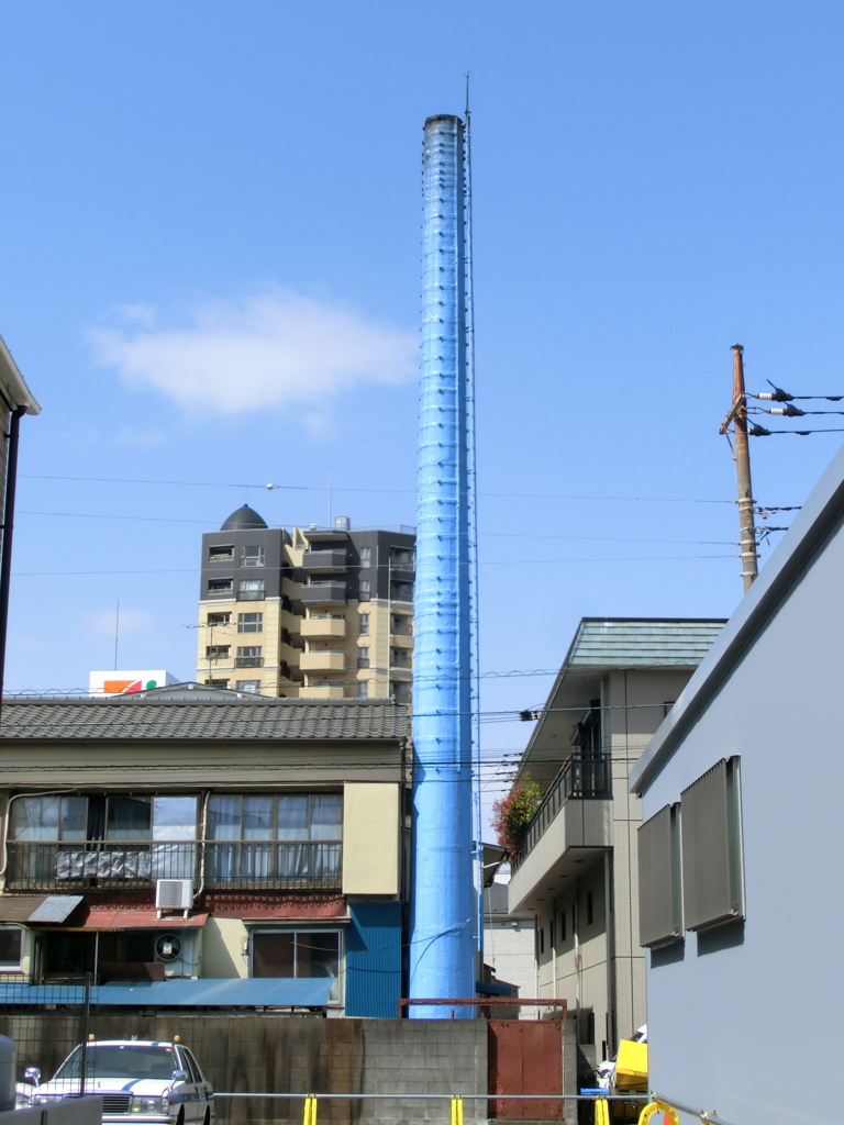 葛飾区の青い煙突と変わった屋上のあるマンション