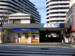 千住関屋の京成関屋駅の向かいの東武伊勢崎スカイツリーライン線の牛田駅