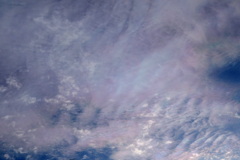 千住上空の縞々のある美しい彩雲