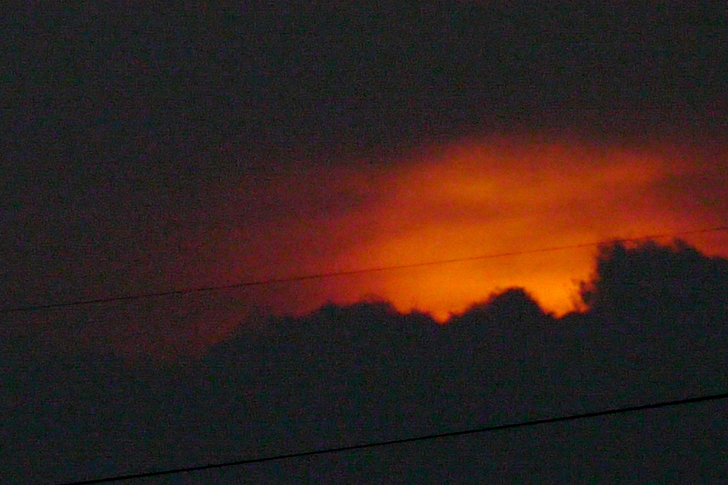 隅田川の雲の中の淡い夕日