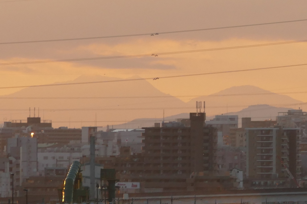 夕焼け三つ峠山下の高尾山