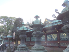 上野東照宮の本殿の灯籠