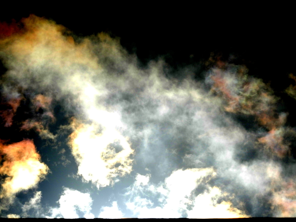 太陽の周りの雲の彩雲