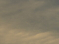 遠く高空の光