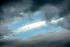 黒雲の中の白雲