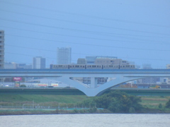 夕日のない荒川を渡る舎人ライナー