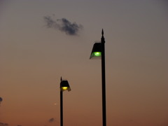 西新井橋の街灯がつき始めた夕暮れ