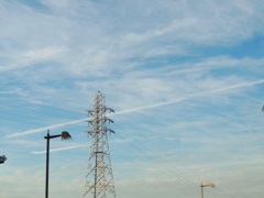 西新井橋の鉄塔を横切る飛行機雲