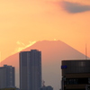 ’22新年の荒川土手から丹沢山系の夕日光を浴びる富士山