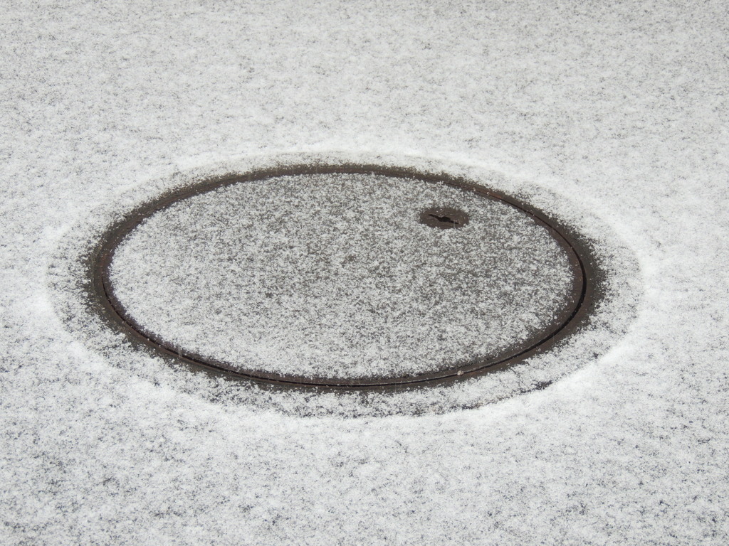 マンホールの雪