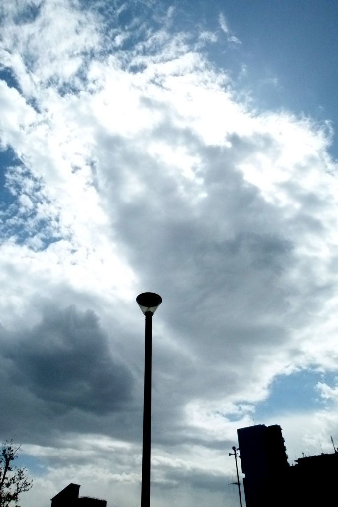公園の街灯の上の巨大な白雲