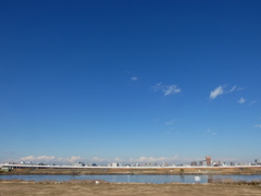 荒川土手から高速高架上の風景