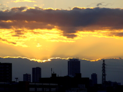黒雲のサンドイッチの黄金の夕焼け