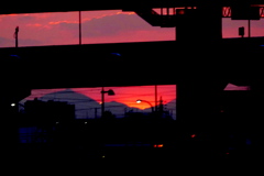 高速下の傘山の真赤な夕焼け
