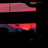 高速下の傘山の真赤な夕焼け