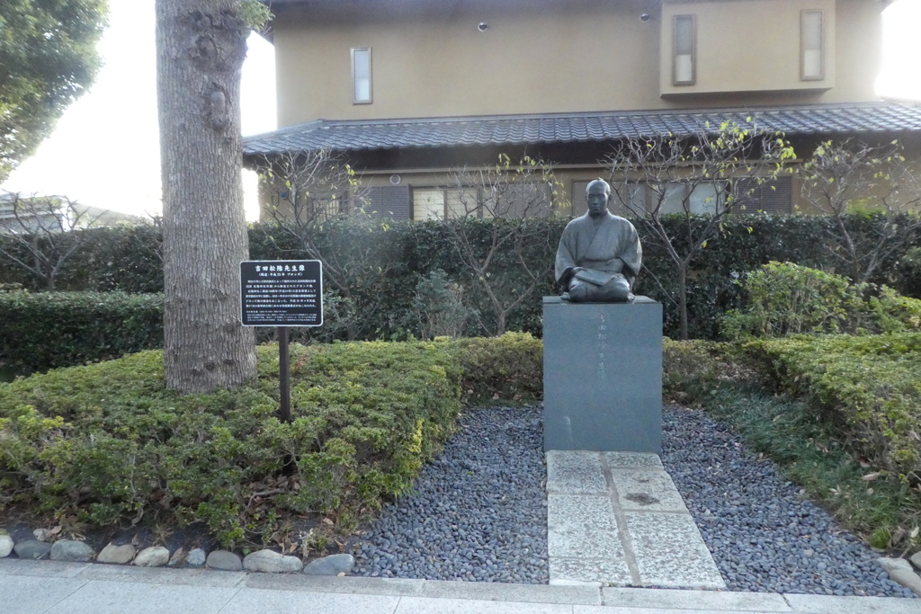吉田松陰先生の像の前で