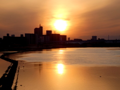 金雲によりだるま夕日の豪華な荒川ワンド