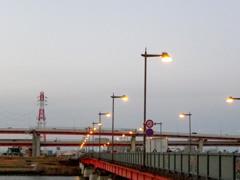 夕方になると点灯する橋の明かり