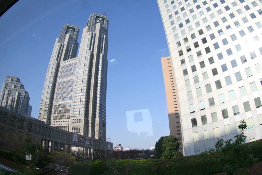 バスの車窓から新宿の高層ビルの空