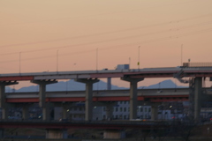 高速道路の間の大持山小持山～武甲山