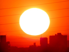 千住新橋から徳右衛門岳の右裾野の大きな夕日