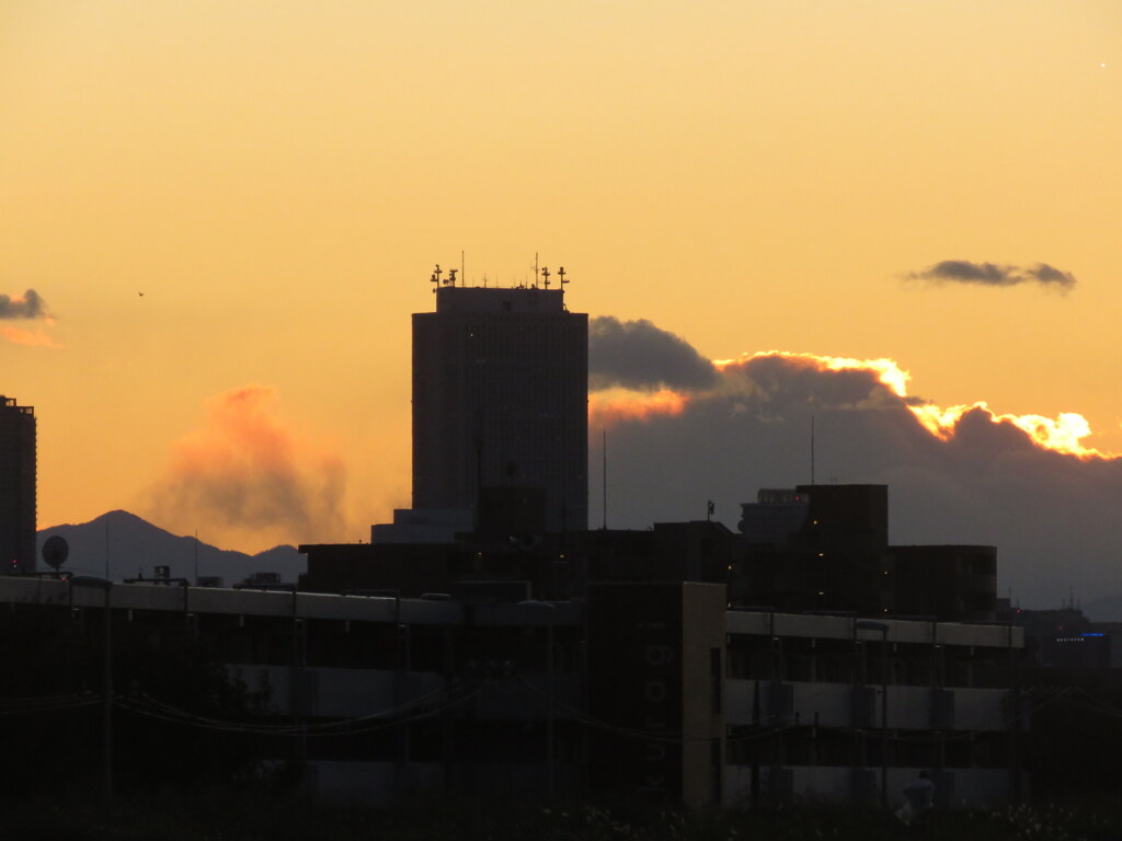 蛭が岳の夕焼けとサンシャインビルに隣の雲衣の富士