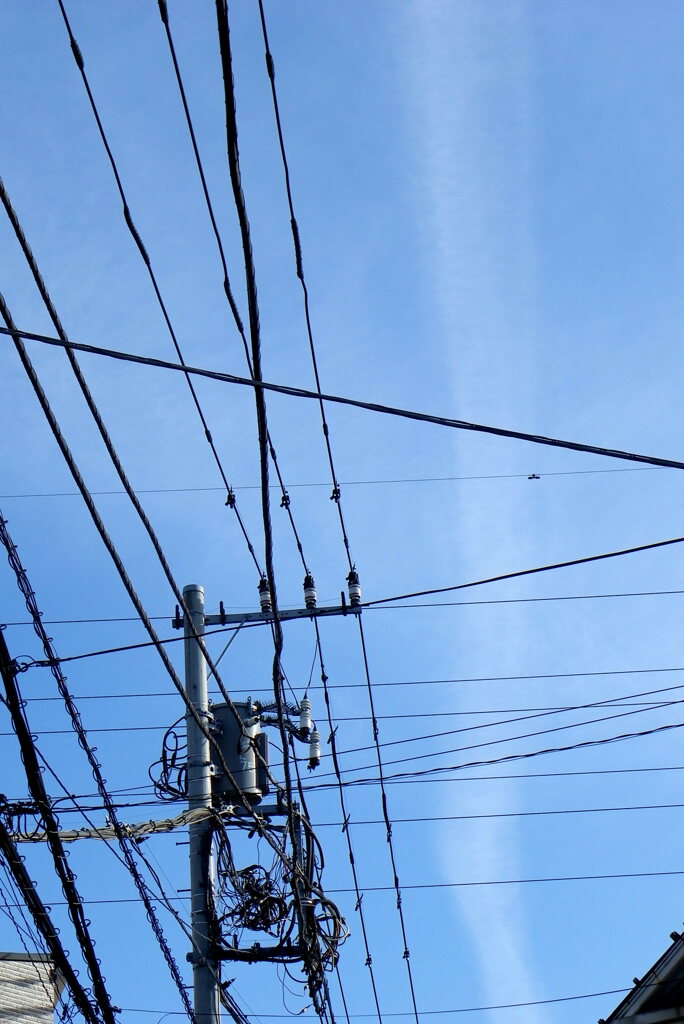 電線と並行する飛行機雲