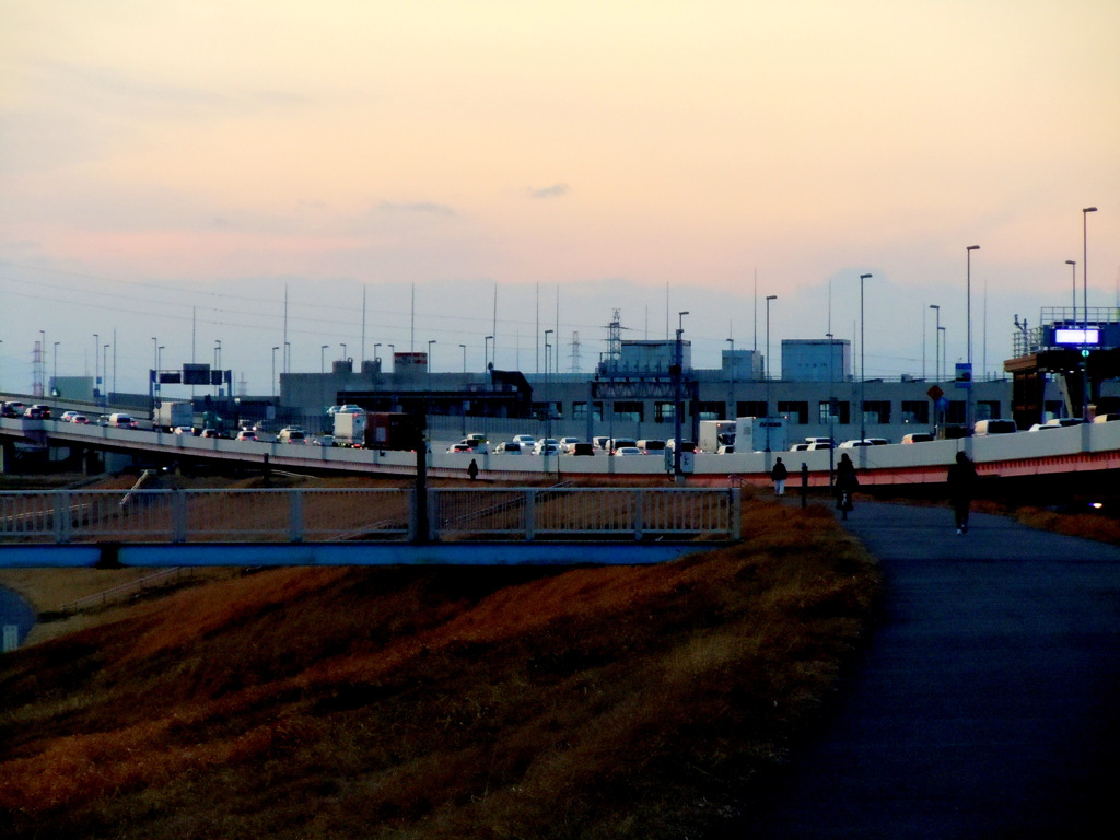 荒川土手から高速道路の夕方の賑わい